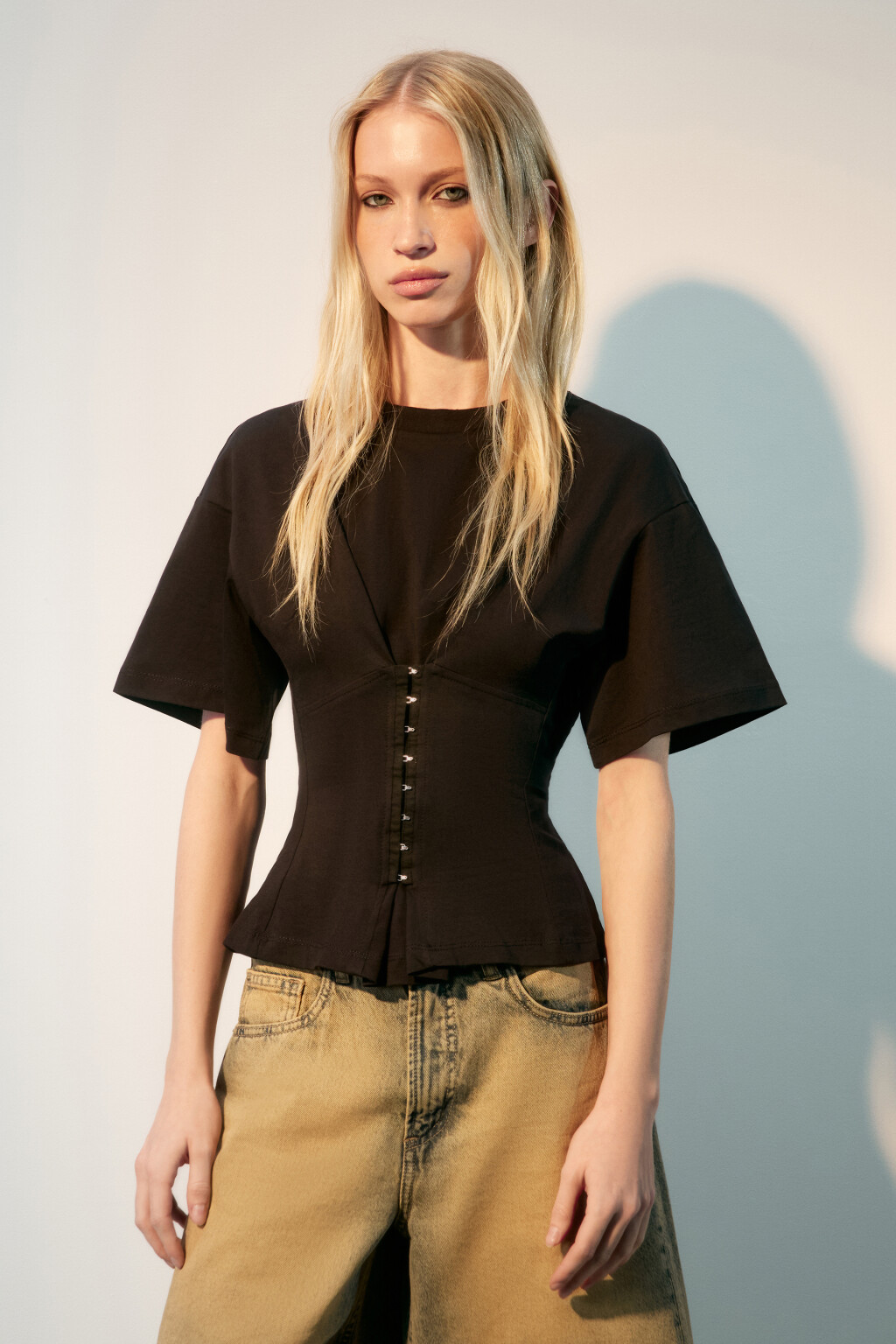 Футболка приталенная с корсетом на крючках - цвет черный - 2