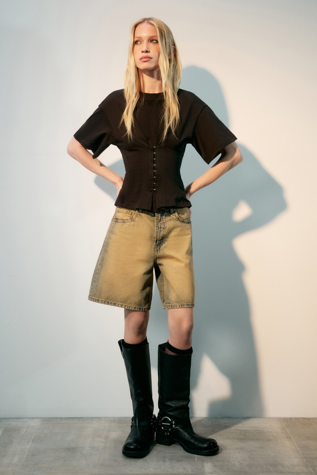 Футболка приталенная с корсетом на крючках - цвет черный - 4