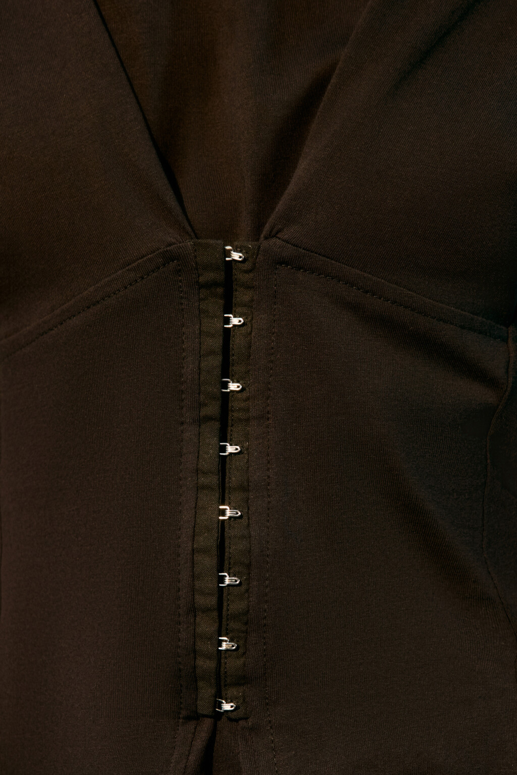 Футболка приталенная с корсетом на крючках - цвет черный - 5