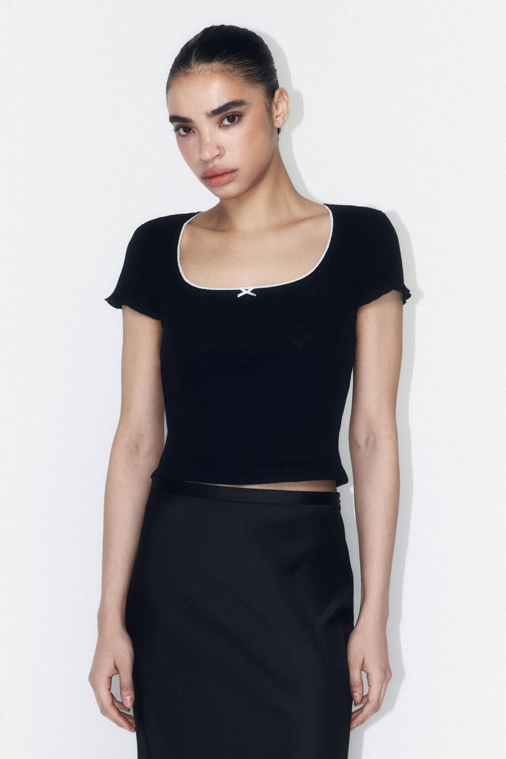 Футболка-топ ажурная с бантиком и кружевом - цвет черный - 2