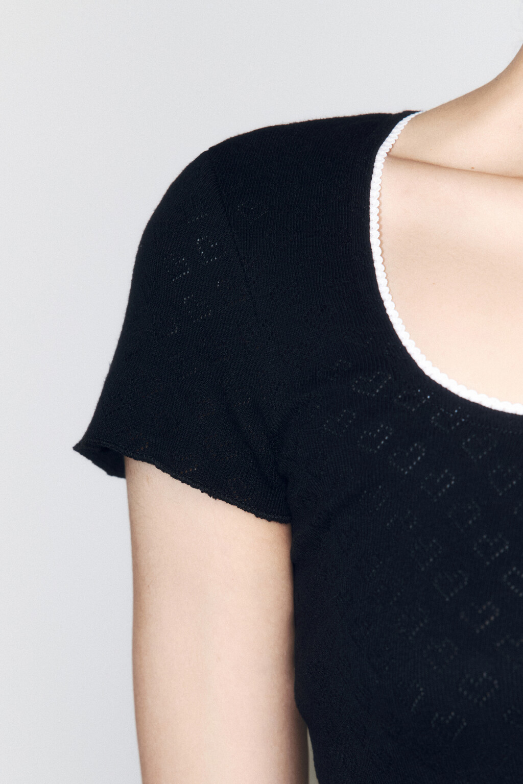 Футболка-топ ажурная с бантиком и кружевом - цвет черный - 6