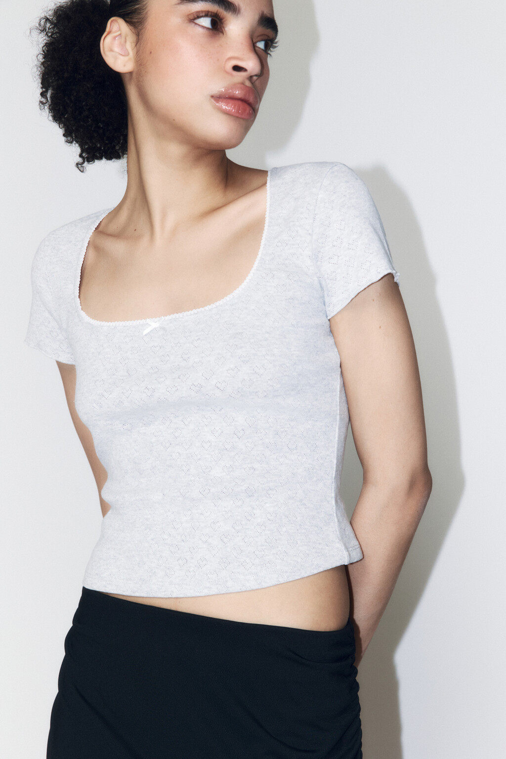 Футболка-топ ажурная с бантиком и кружевом - цвет серый - 1