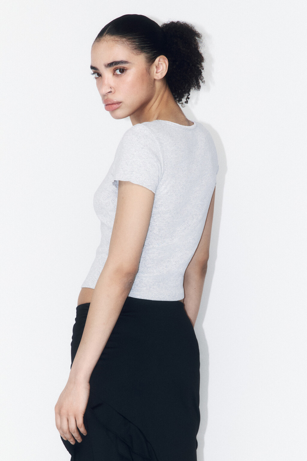 Футболка-топ ажурная с бантиком и кружевом - цвет серый - 3