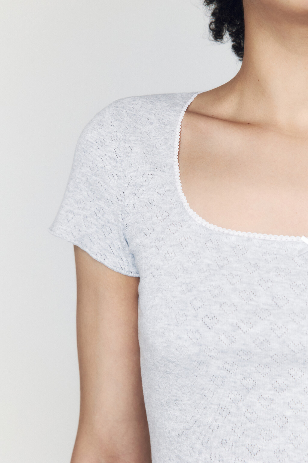 Футболка-топ ажурная с бантиком и кружевом - цвет серый - 6