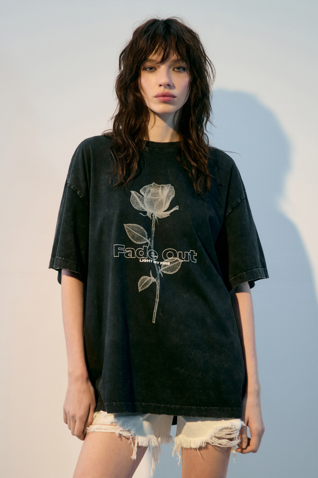 Футболка oversize с вареным эффектом и принтом - цвет черный - 2