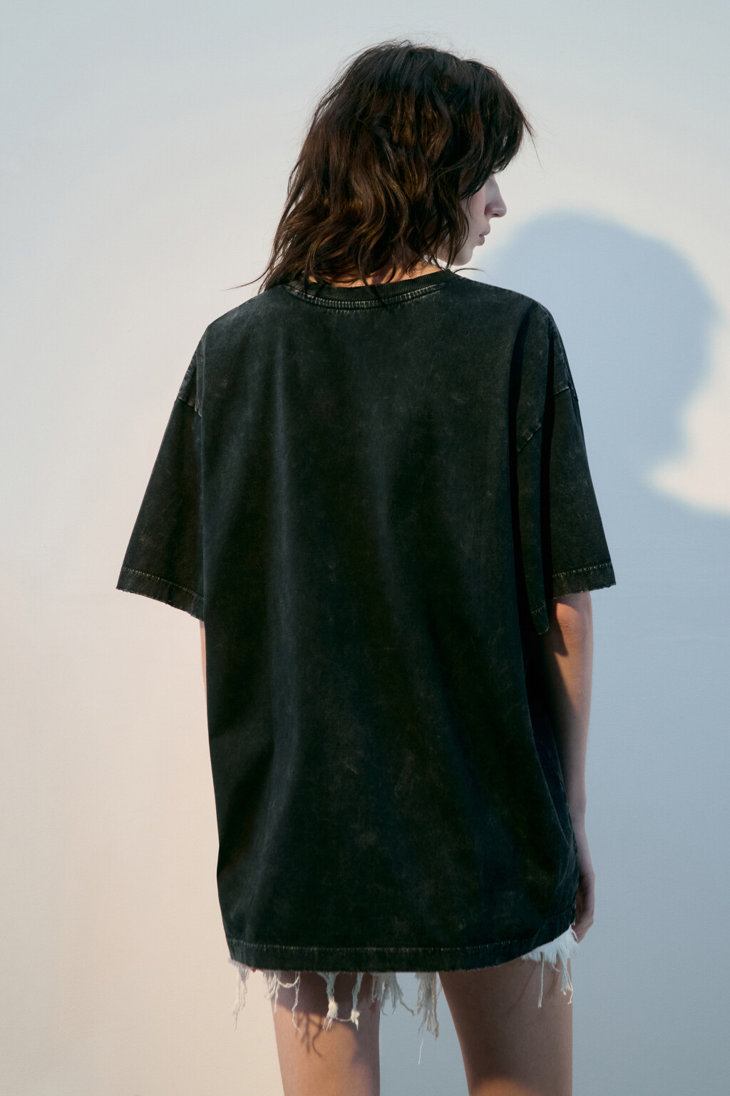 Футболка oversize с вареным эффектом и принтом - цвет черный - 3