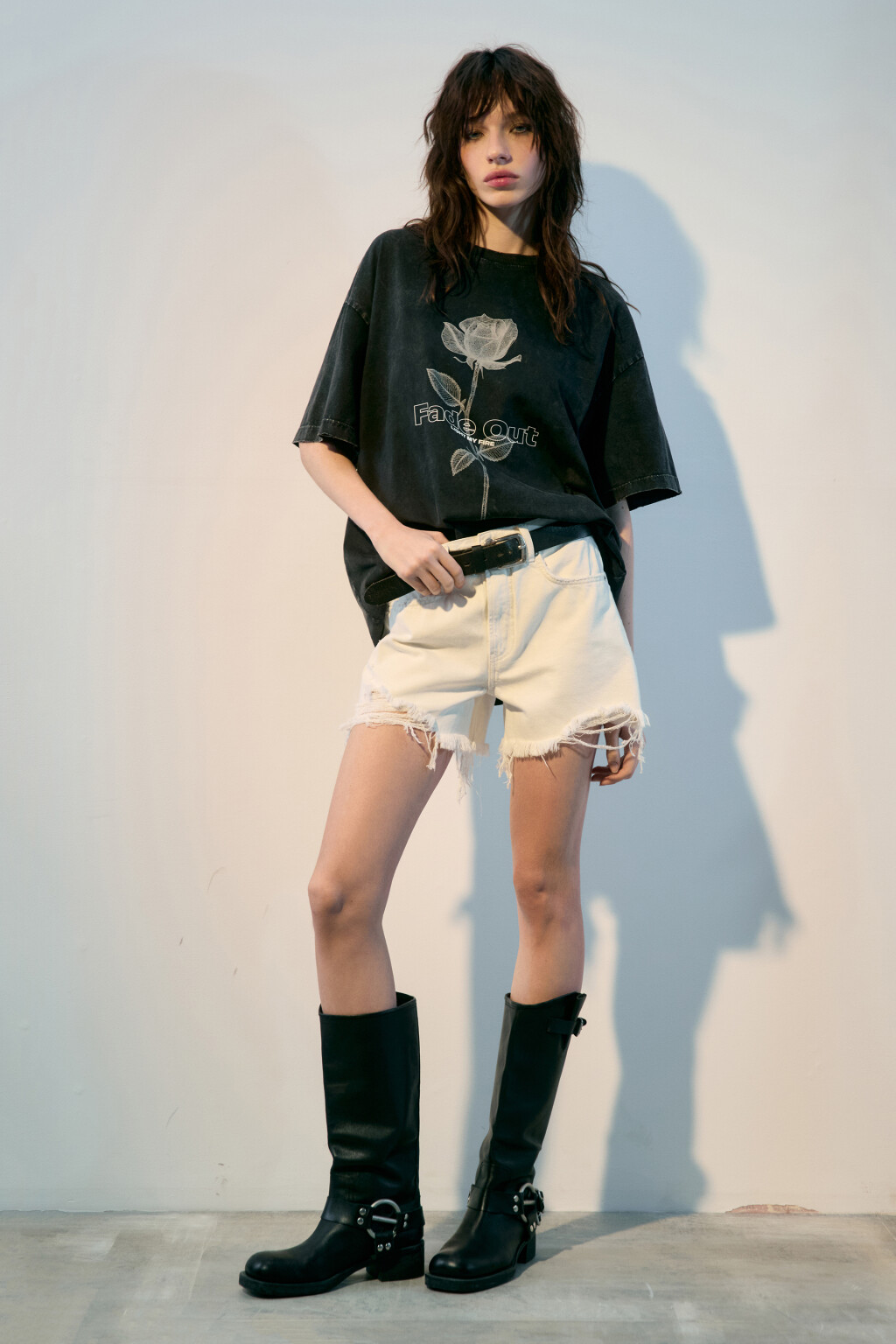 Футболка oversize с вареным эффектом и принтом - цвет черный - 4