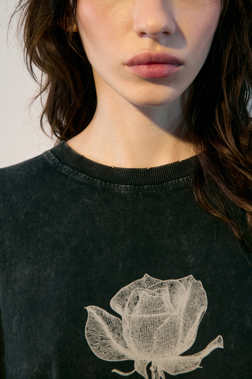 Футболка oversize с вареным эффектом и принтом - цвет черный - 5