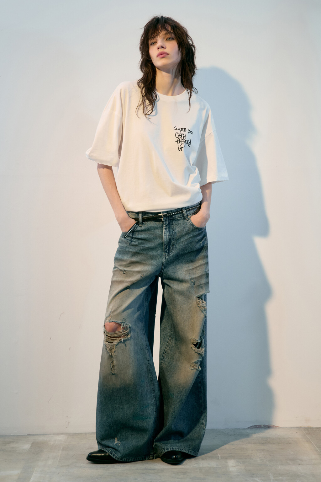 Футболка oversize с вареным эффектом и принтом - цвет белый - 5