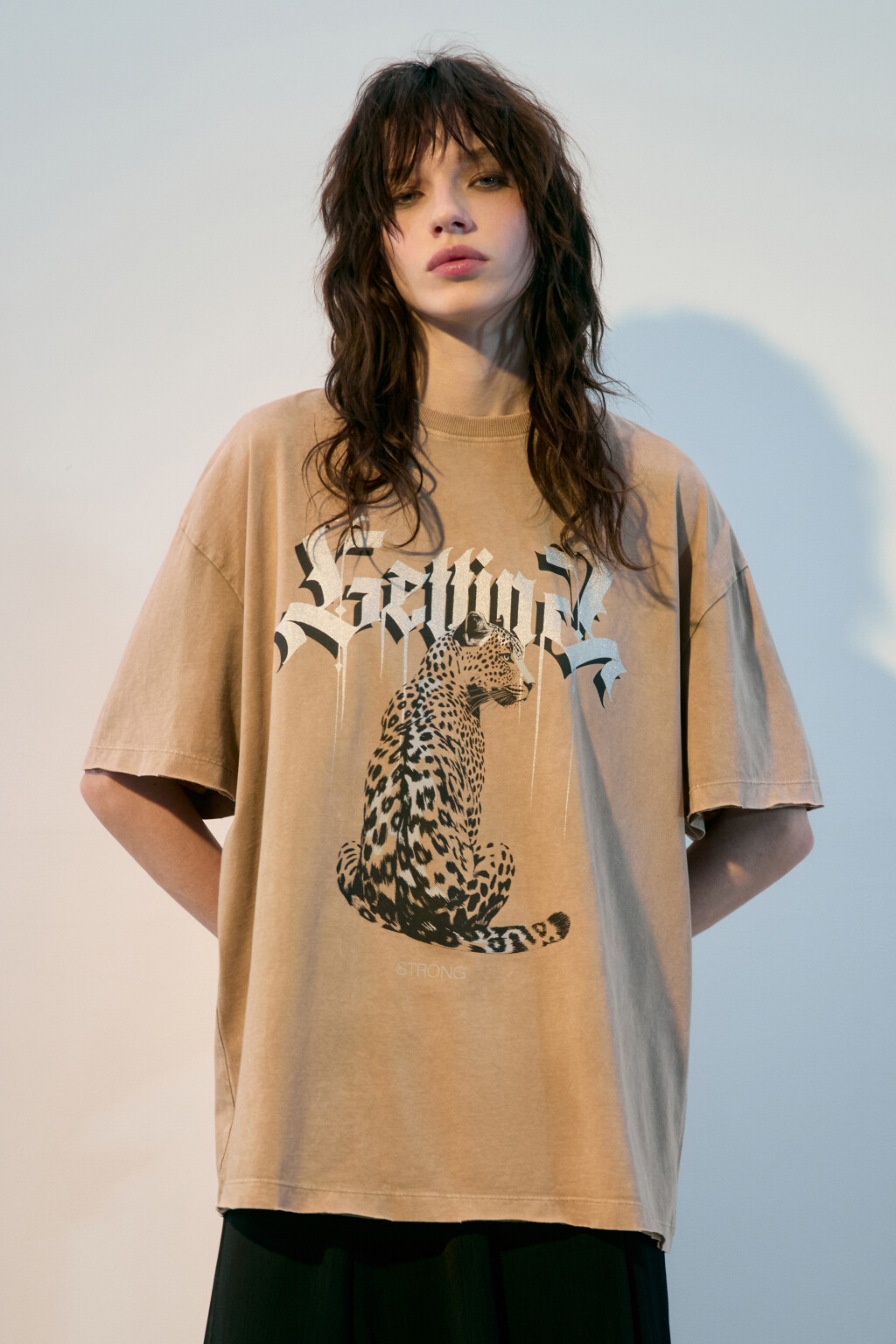 Футболка оверсайз с вареным эффектом и принтом - цвет бежевый - 2