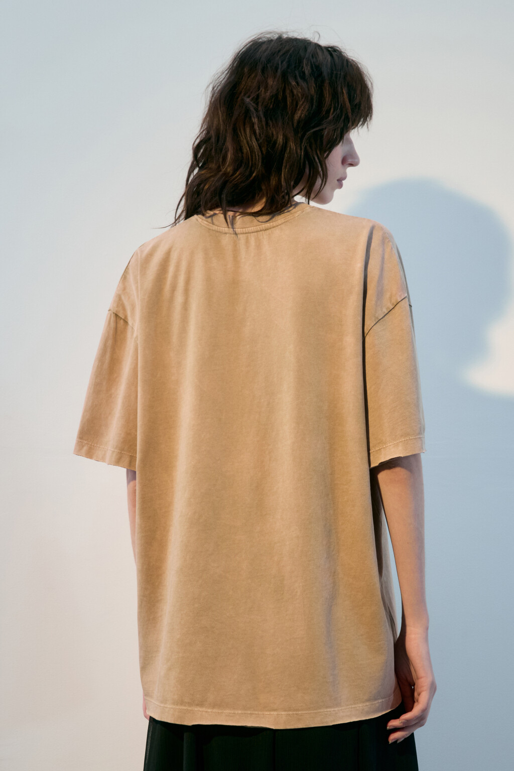 Футболка оверсайз с вареным эффектом и принтом - цвет бежевый - 3