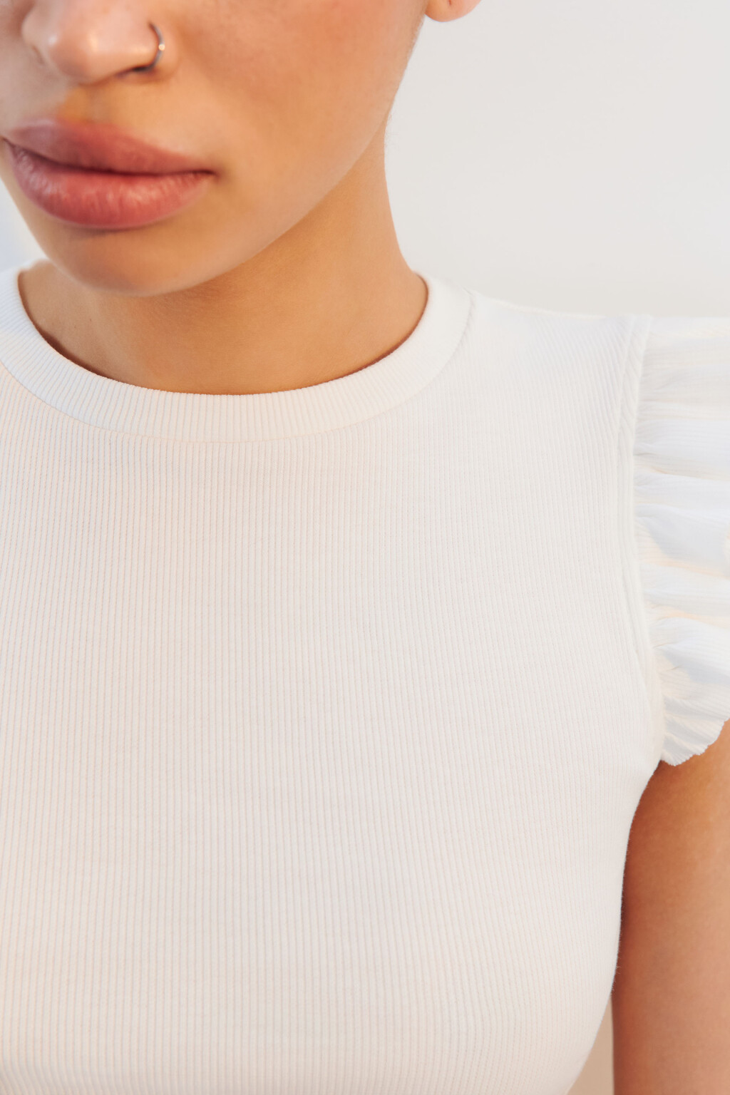 Топ в рубчик с рукавами-крылышками - цвет белый - 5