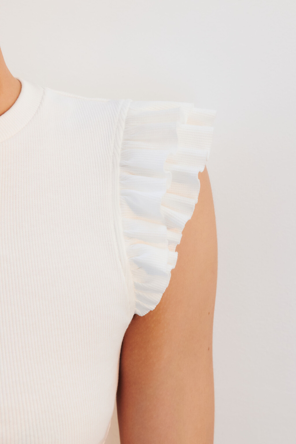 Топ в рубчик с рукавами-крылышками - цвет белый - 6