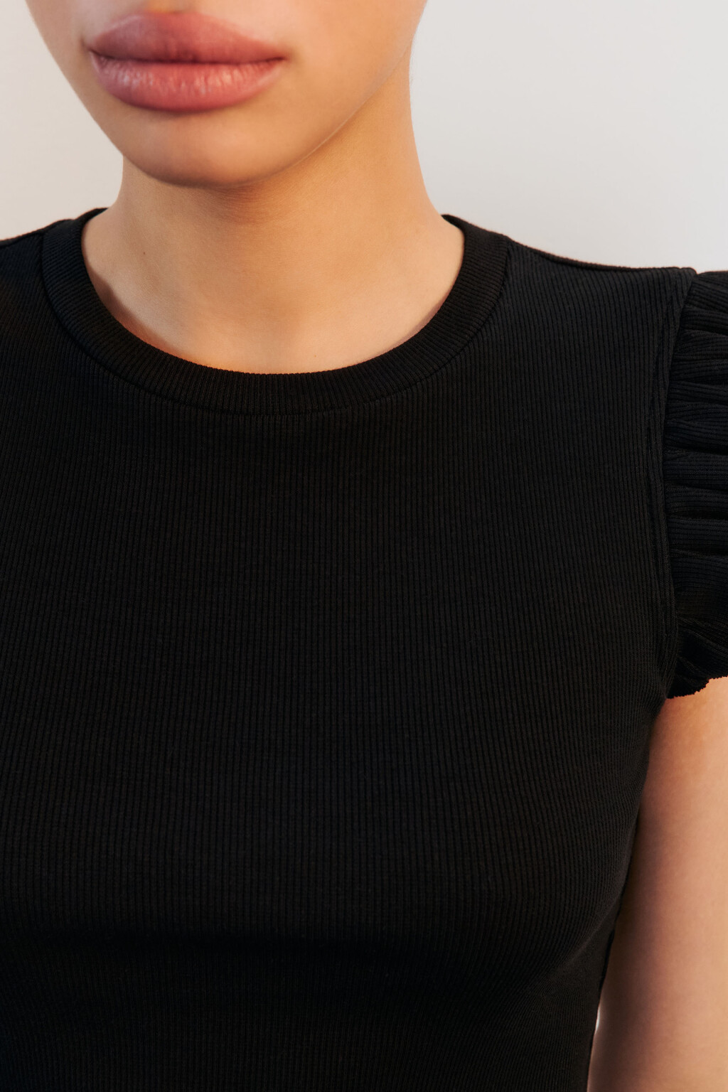 Топ в рубчик с рукавами-крылышками - цвет черный - 5