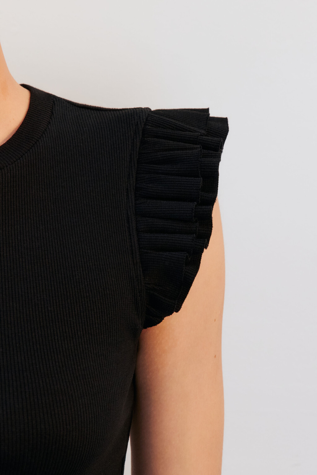 Топ в рубчик с рукавами-крылышками - цвет черный - 6