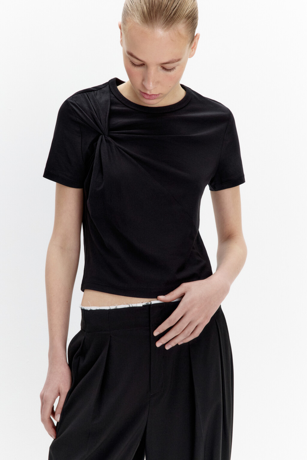 Футболка-топ приталенная с драпировками - цвет черный - 1
