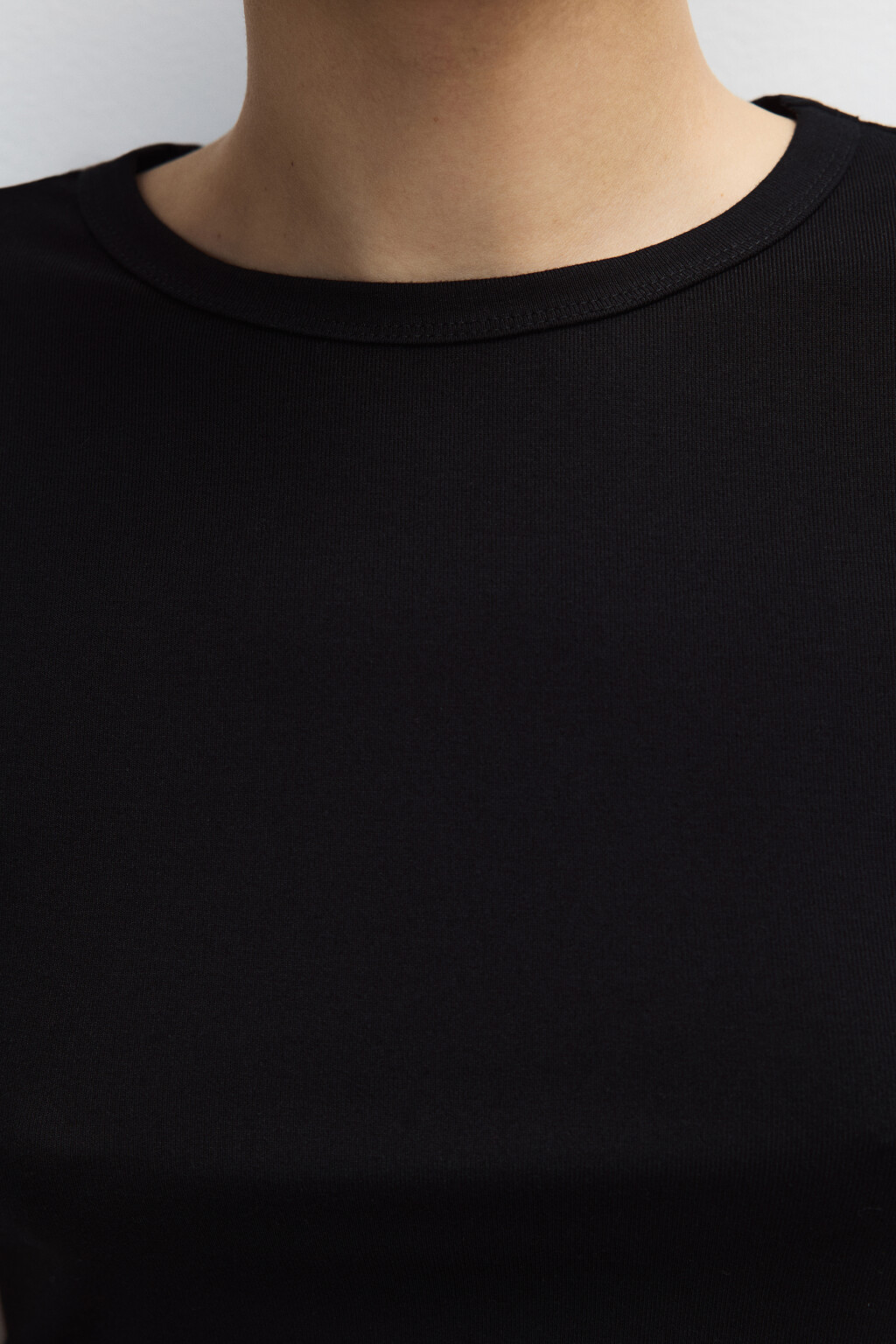 Футболка приталенная из вискозы - цвет черный - 5