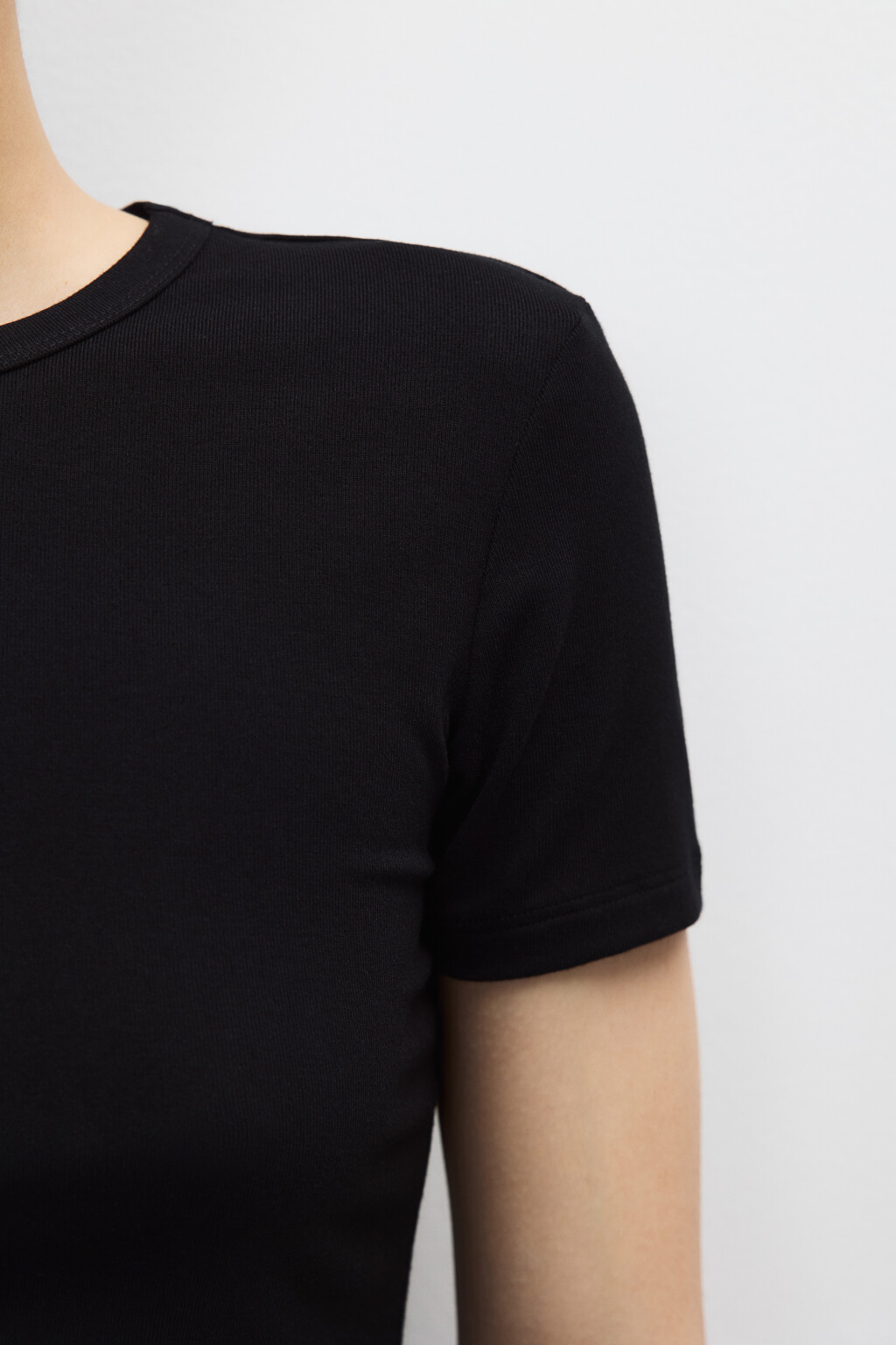 Футболка приталенная из вискозы - цвет черный - 6