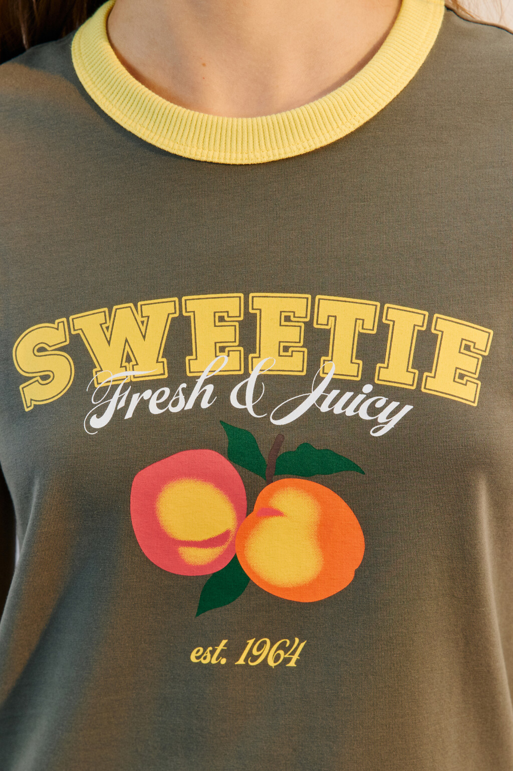 Футболка с контрастной отделкой и принтом - цвет зеленый - 5