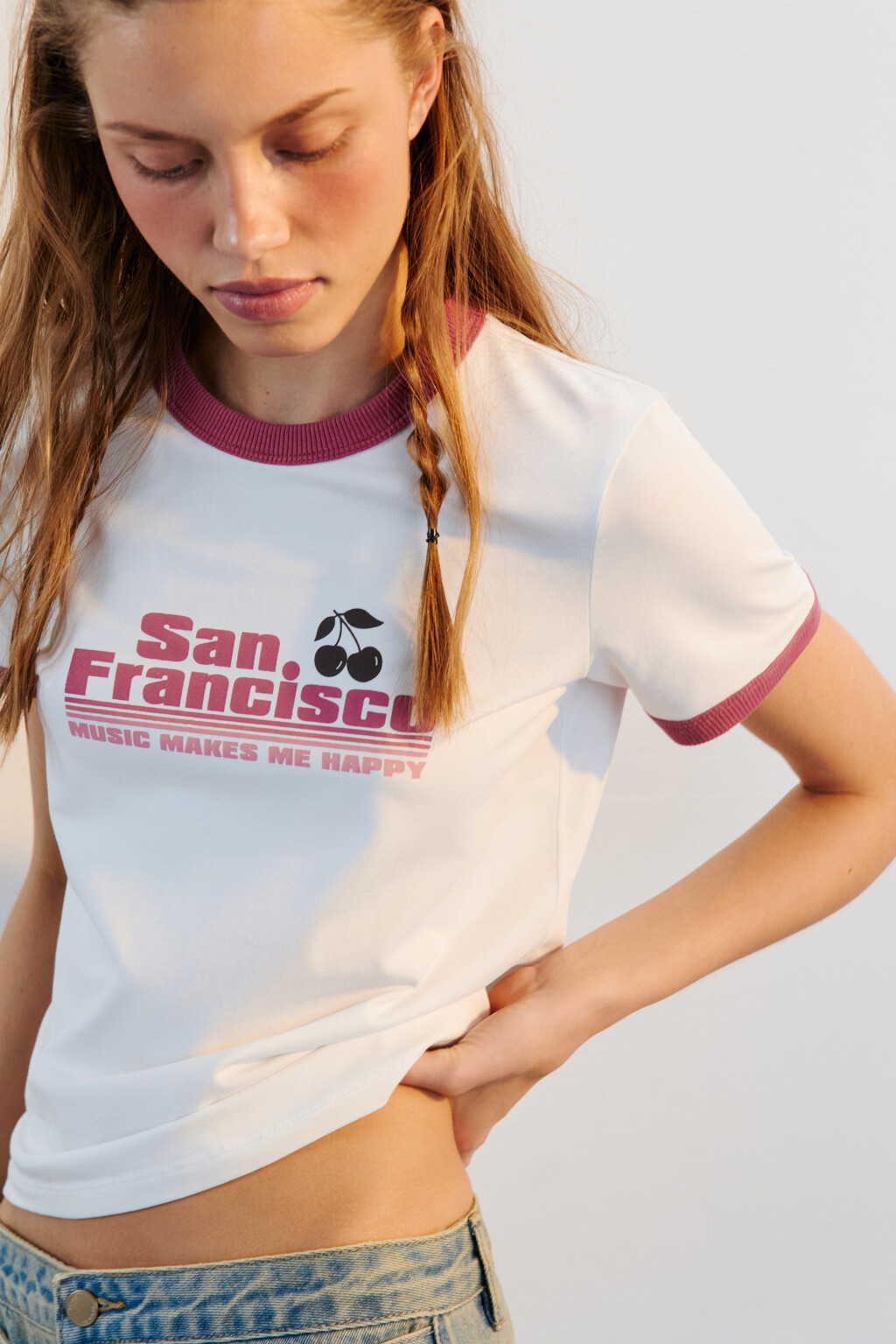 Футболка с контрастной отделкой и принтом - цвет белый - 1