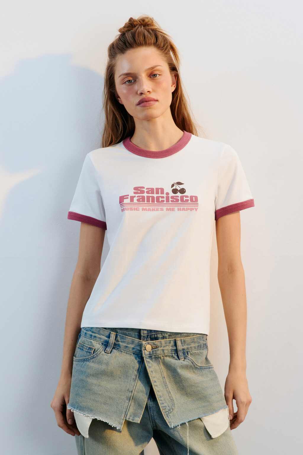 Футболка с контрастной отделкой и принтом - цвет белый - 2