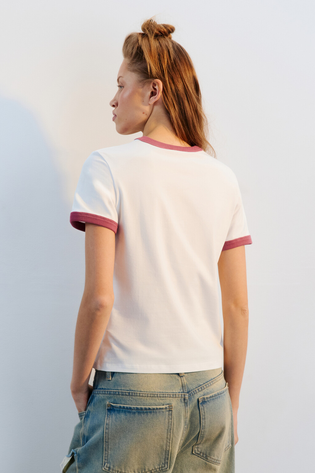 Футболка с контрастной отделкой и принтом - цвет белый - 3