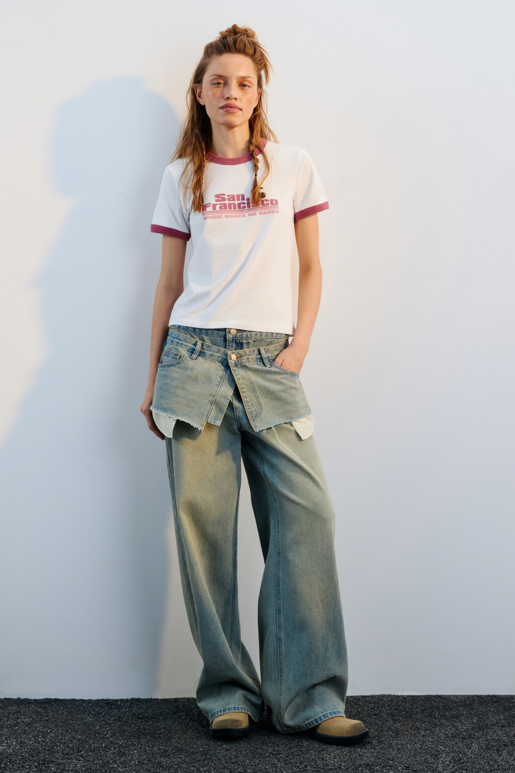 Футболка с контрастной отделкой и принтом - цвет белый - 4