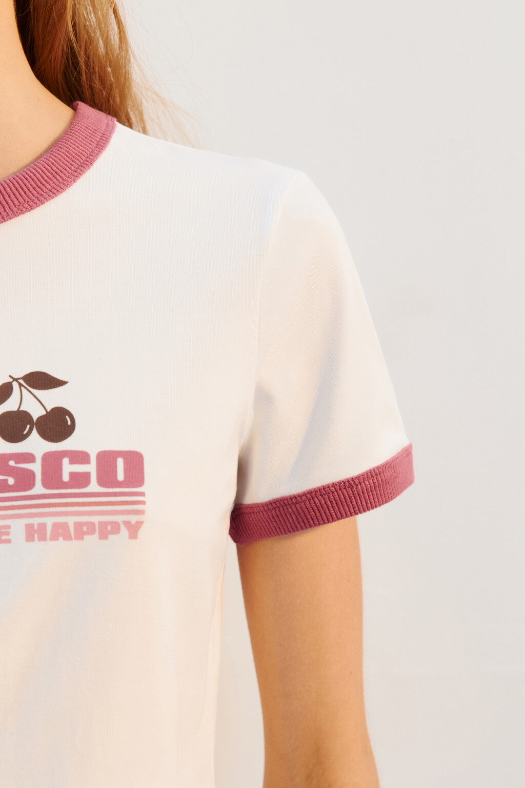 Футболка с контрастной отделкой и принтом - цвет белый - 6