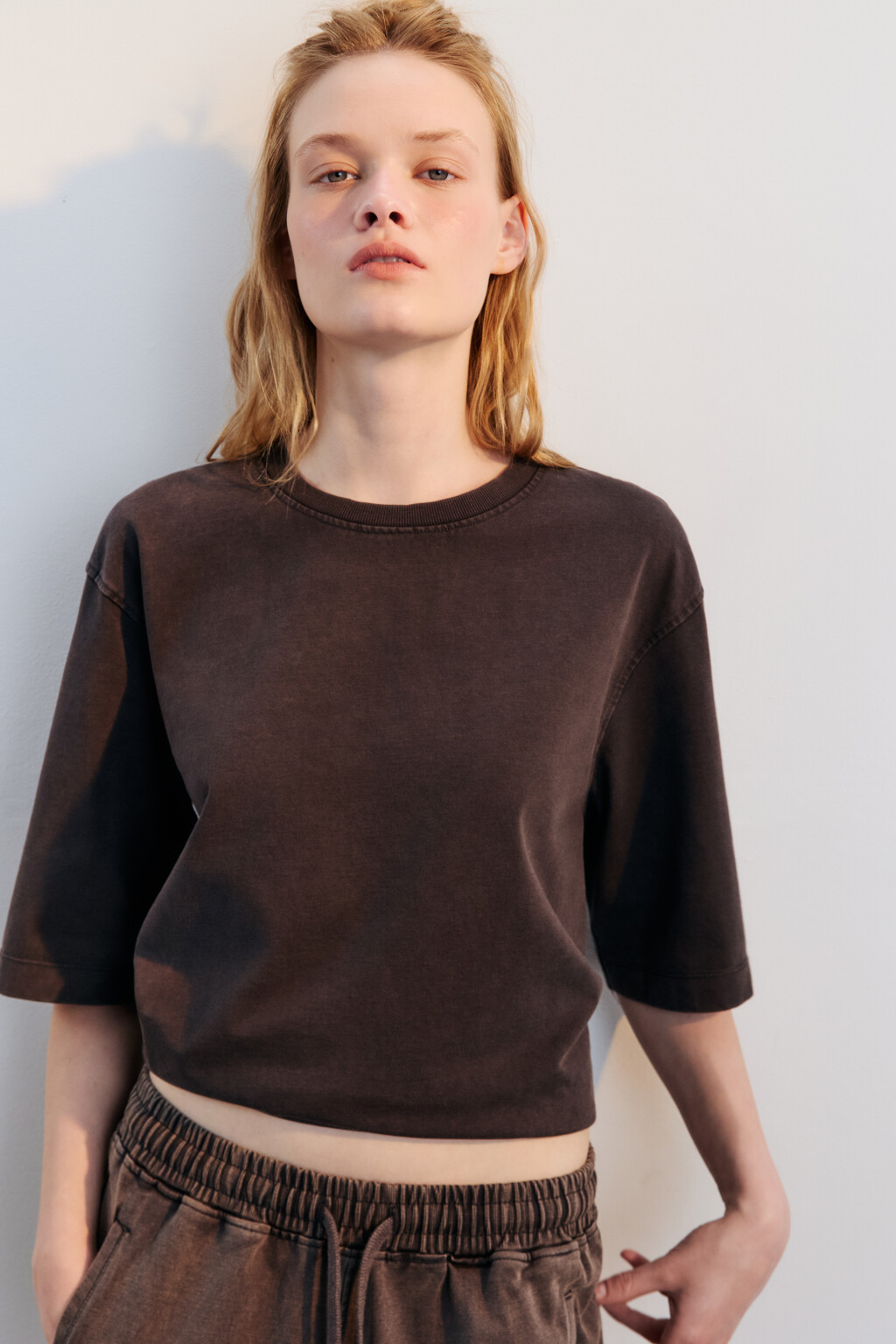 Футболка трикотажная с вареным эффектом - цвет коричневый - 1