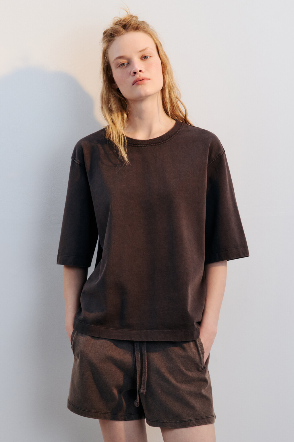 Футболка трикотажная с вареным эффектом - цвет коричневый - 2