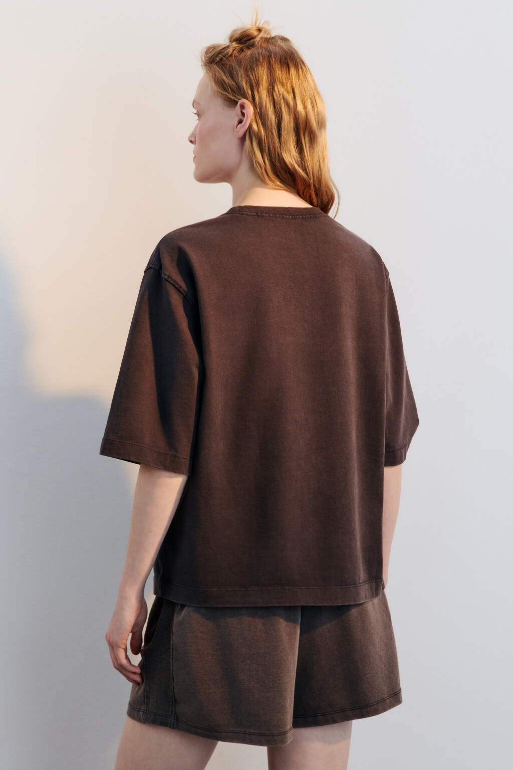 Футболка трикотажная с вареным эффектом - цвет коричневый - 3