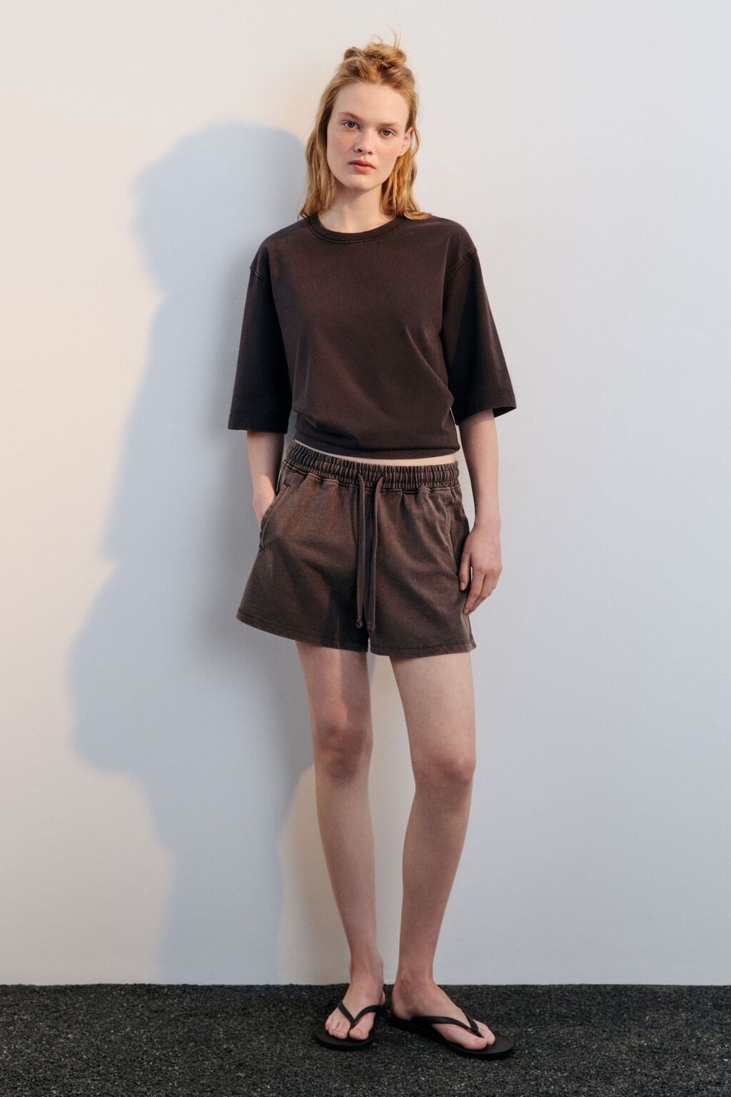 Футболка трикотажная с вареным эффектом - цвет коричневый - 4