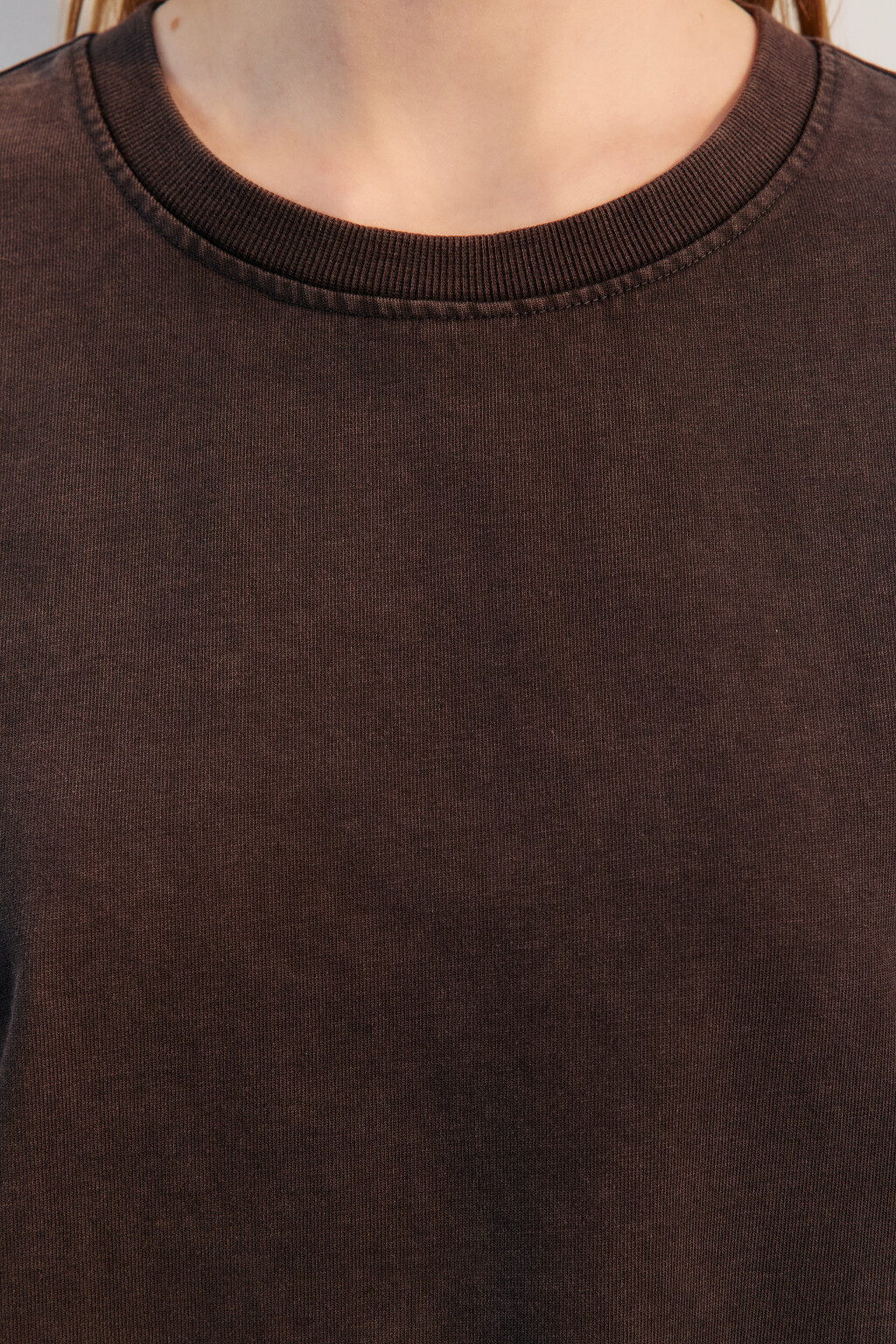 Футболка трикотажная с вареным эффектом - цвет коричневый - 5
