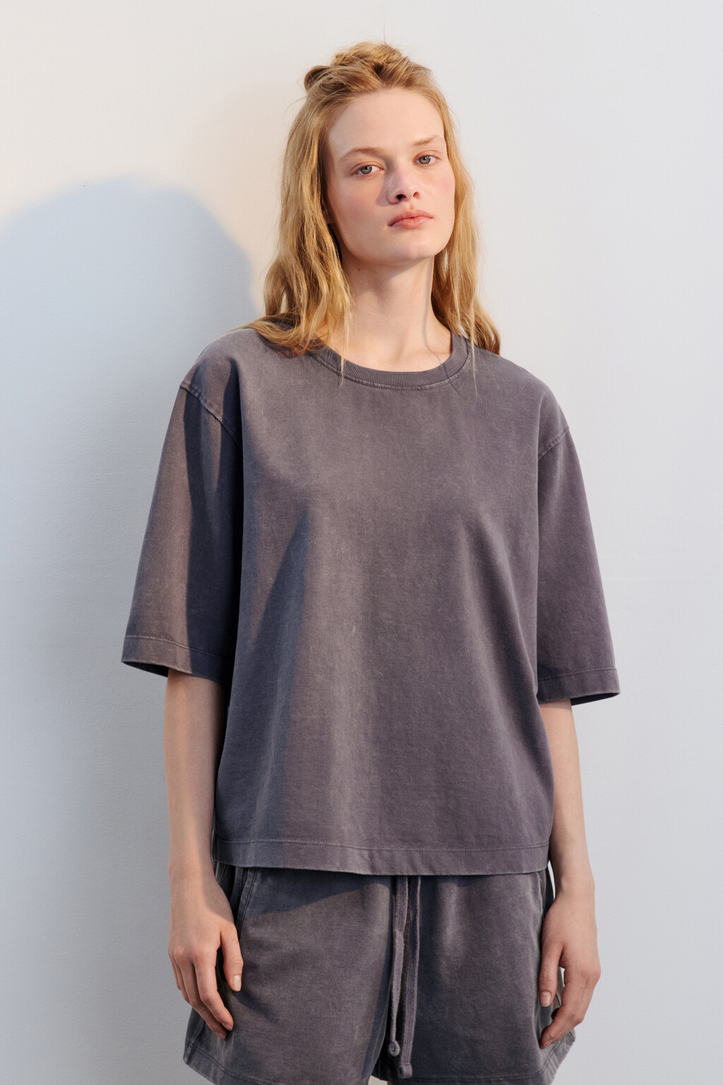 Футболка трикотажная с вареным эффектом - цвет серый - 2