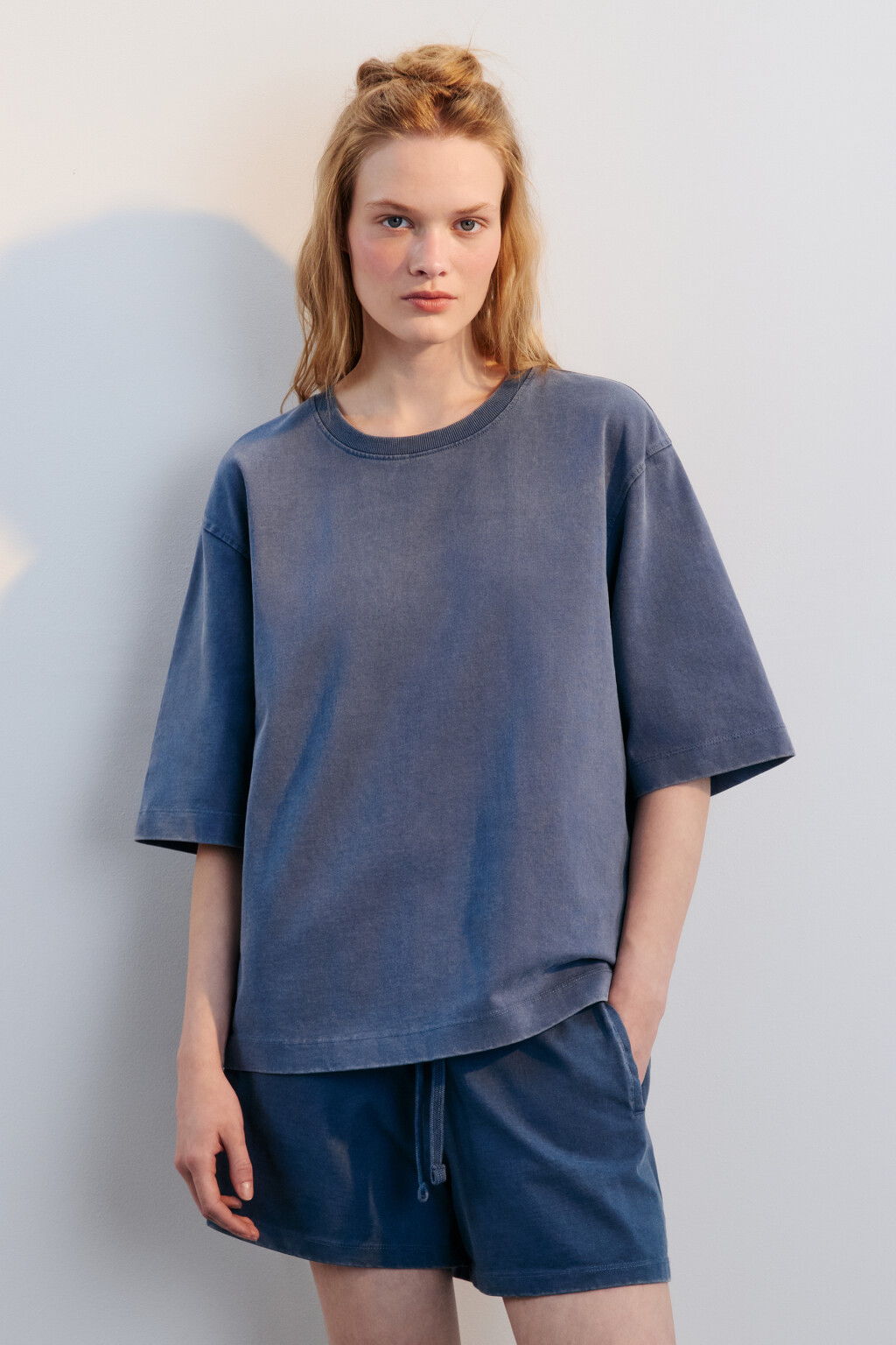 Футболка трикотажная с вареным эффектом - цвет синий - 2