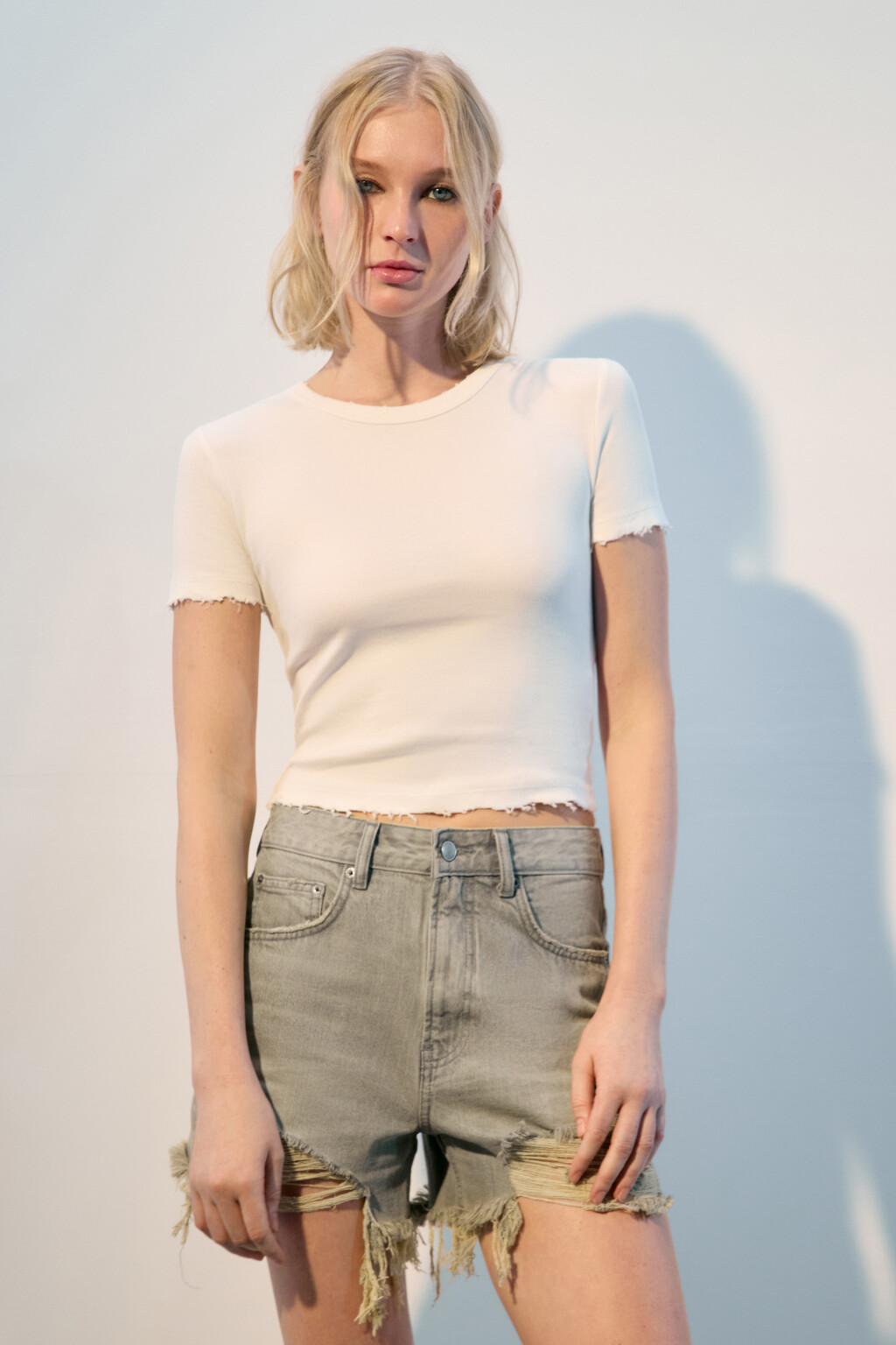 Футболка-топ в рубчик с вареным эффектом - цвет белый - 2