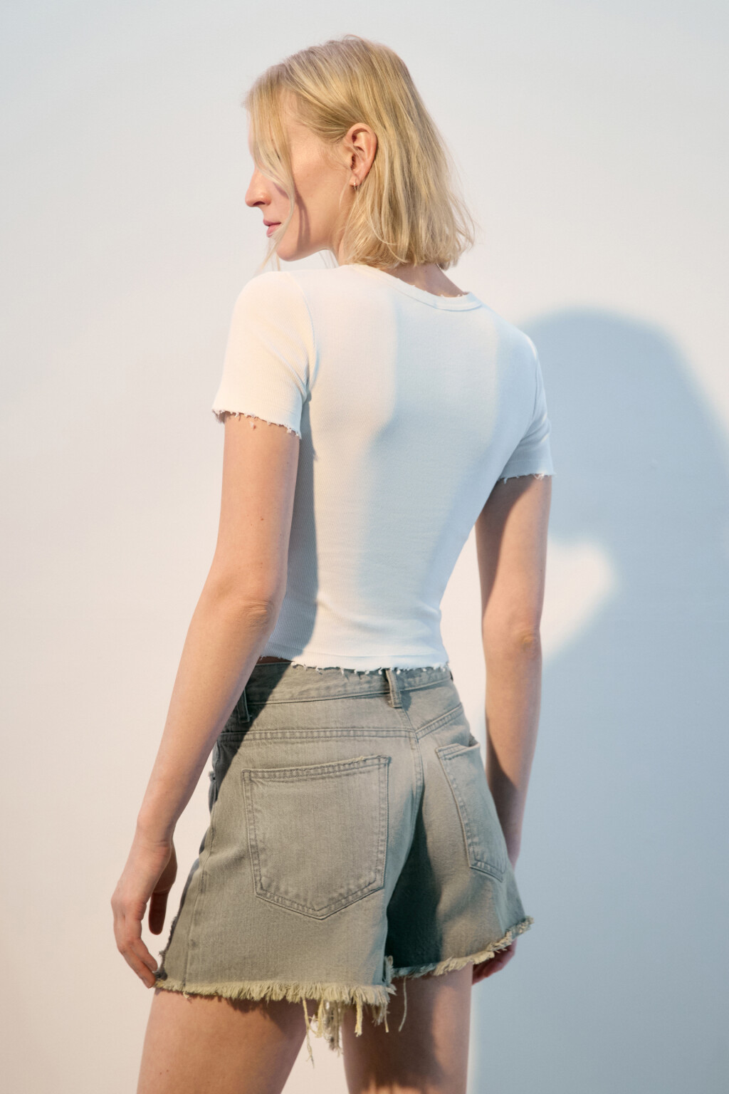 Футболка-топ в рубчик с вареным эффектом - цвет белый - 3