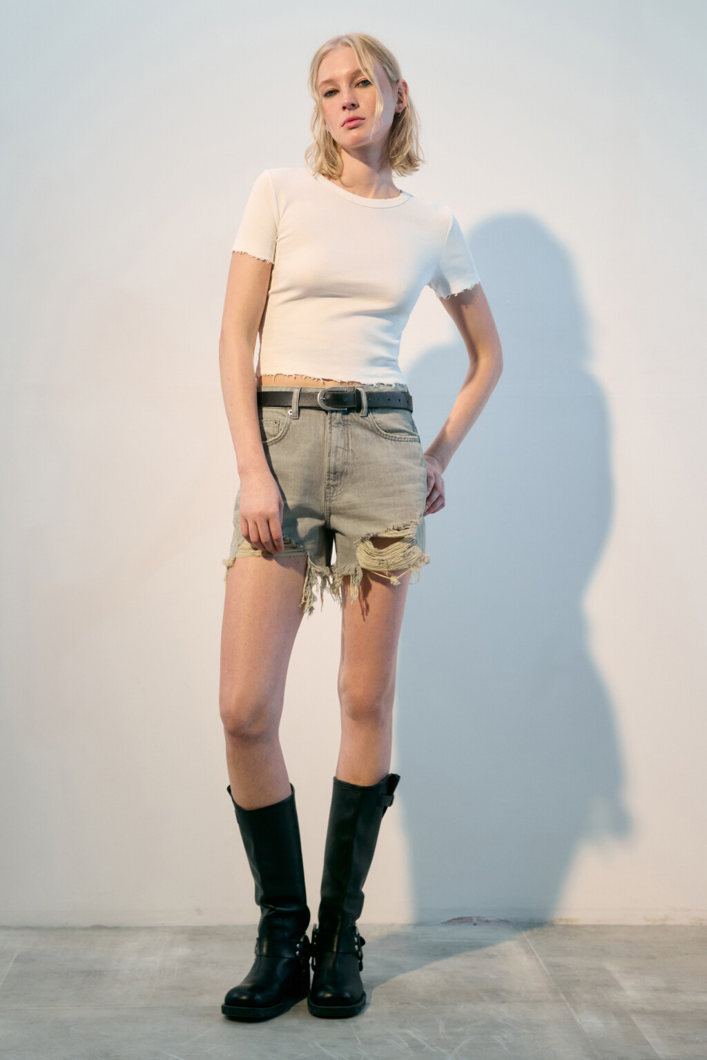 Футболка-топ в рубчик с вареным эффектом - цвет белый - 4