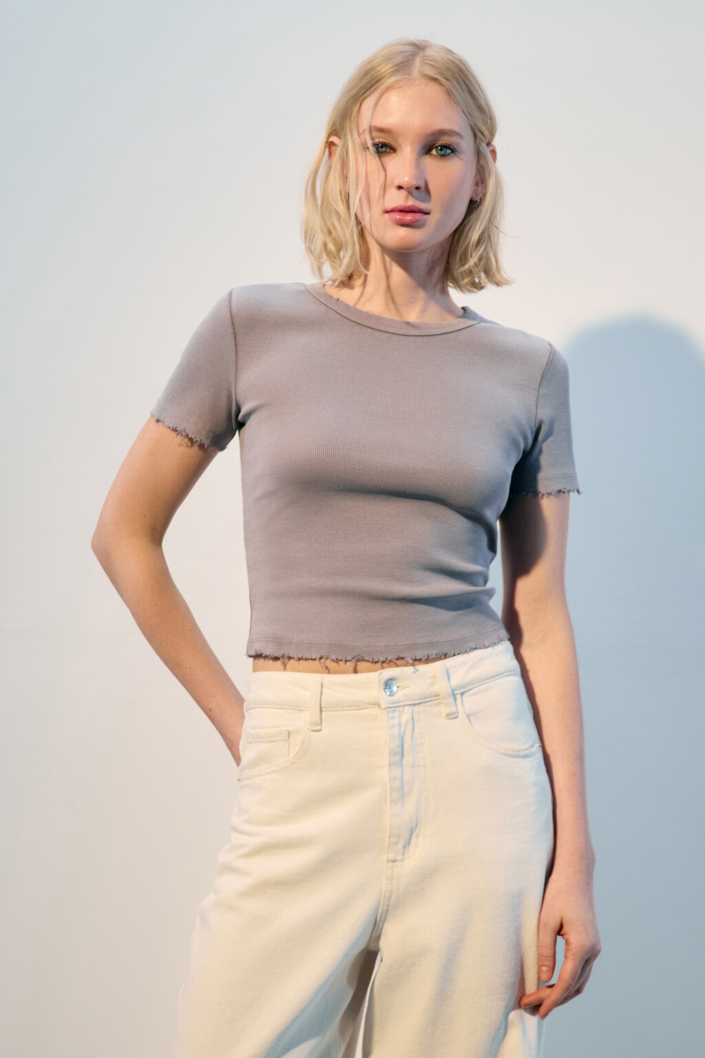 Футболка-топ в рубчик с вареным эффектом - цвет серый - 2