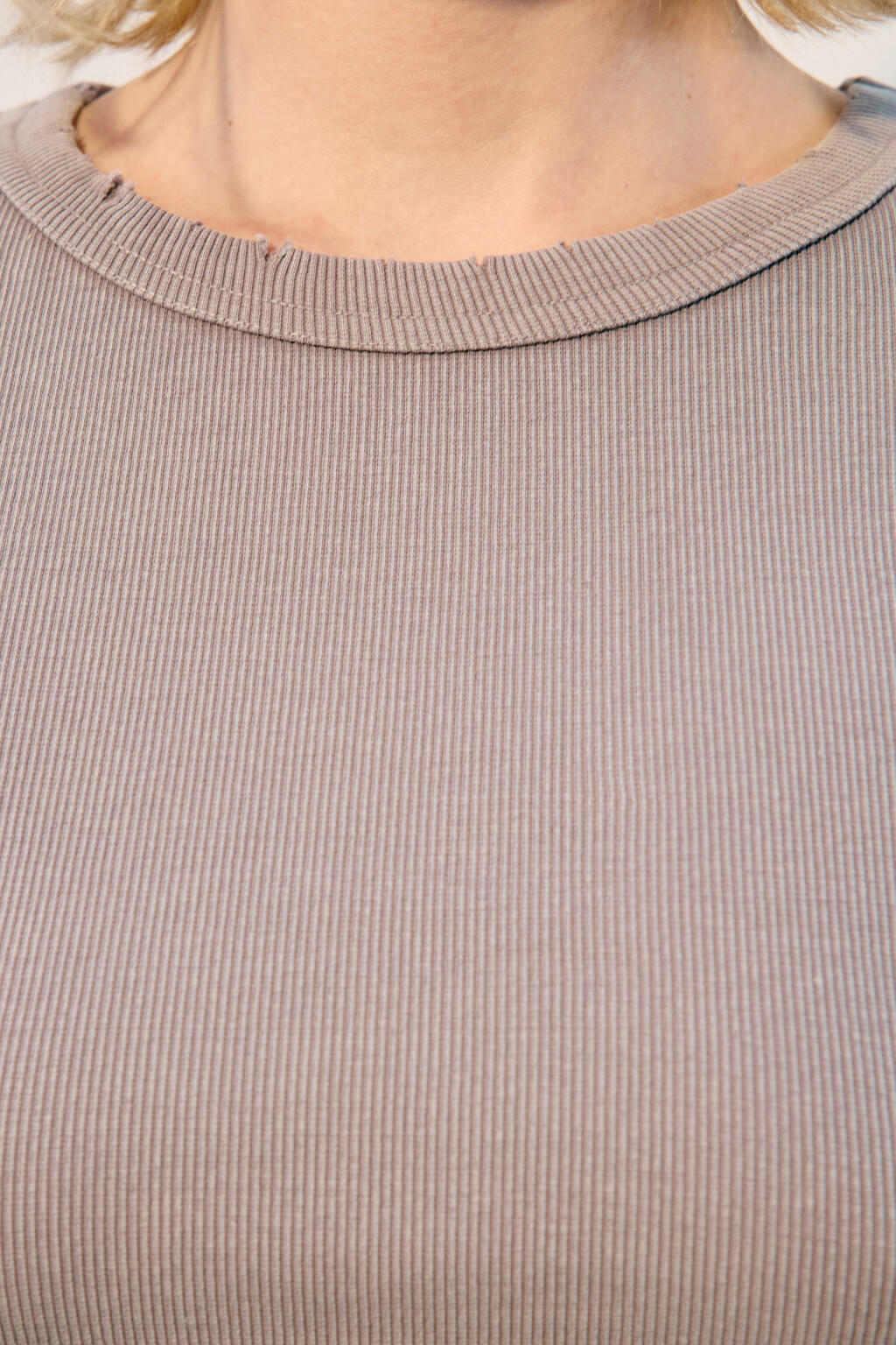 Футболка-топ в рубчик с вареным эффектом - цвет серый - 5