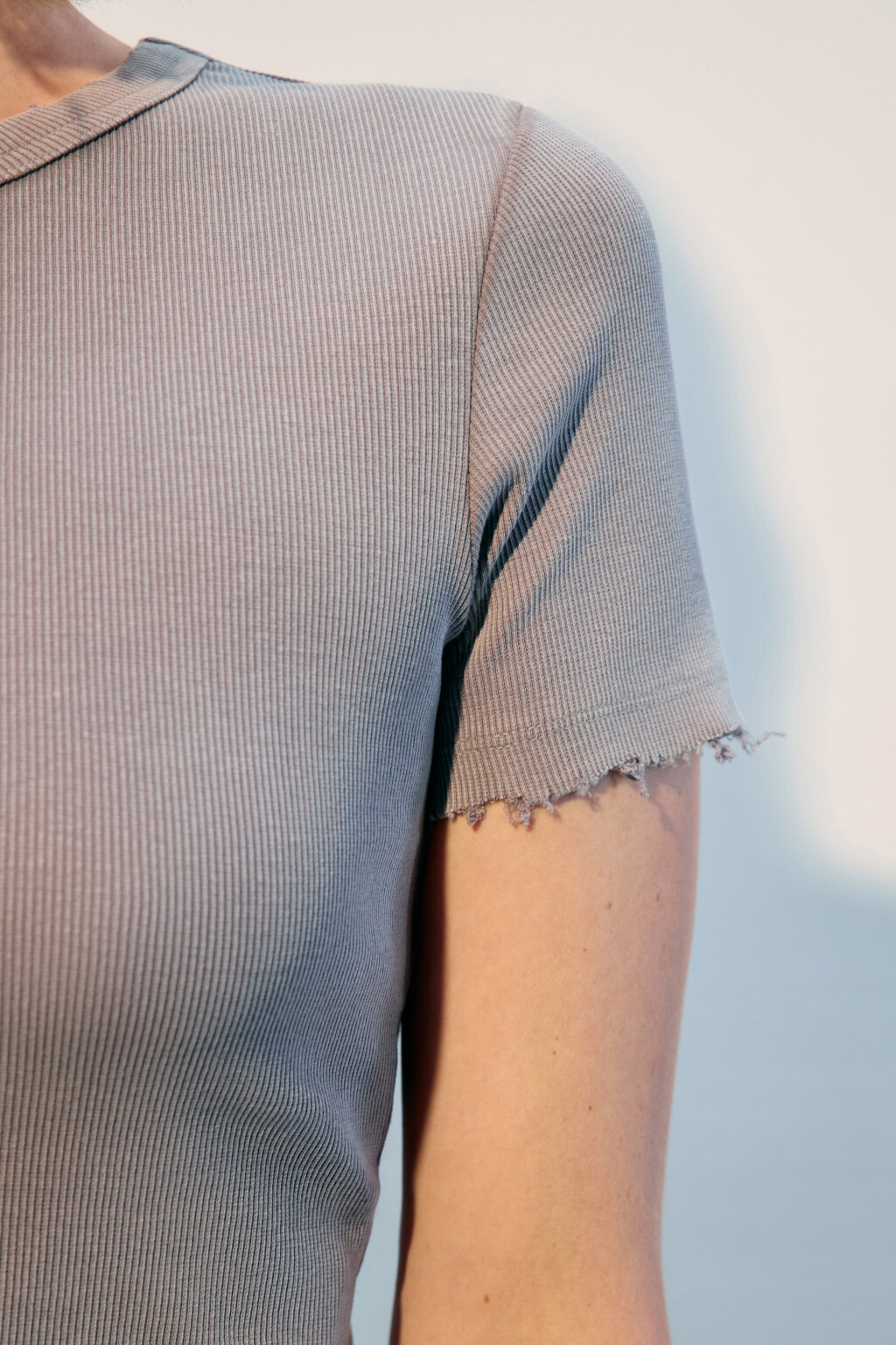 Футболка-топ в рубчик с вареным эффектом - цвет серый - 6