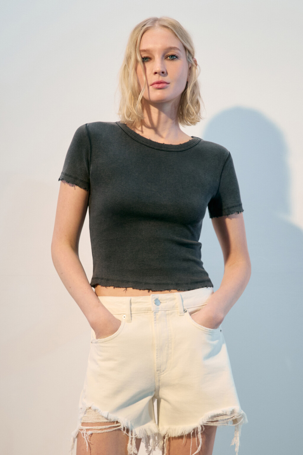 Футболка-топ в рубчик с вареным эффектом - цвет серый - 2