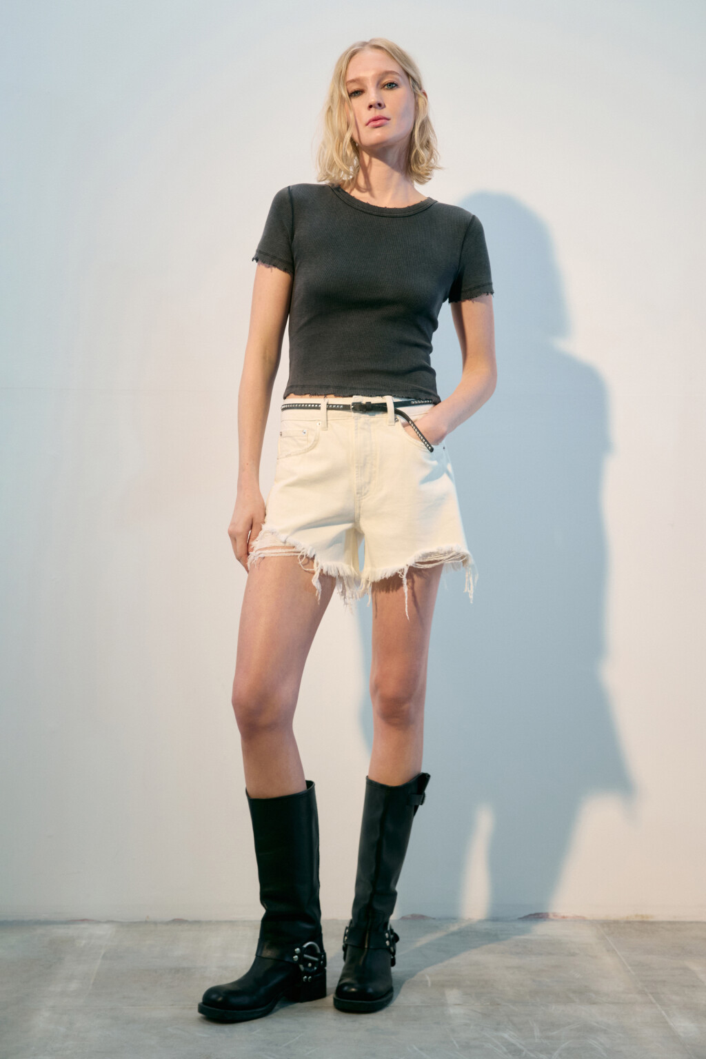 Футболка-топ в рубчик с вареным эффектом - цвет серый - 4