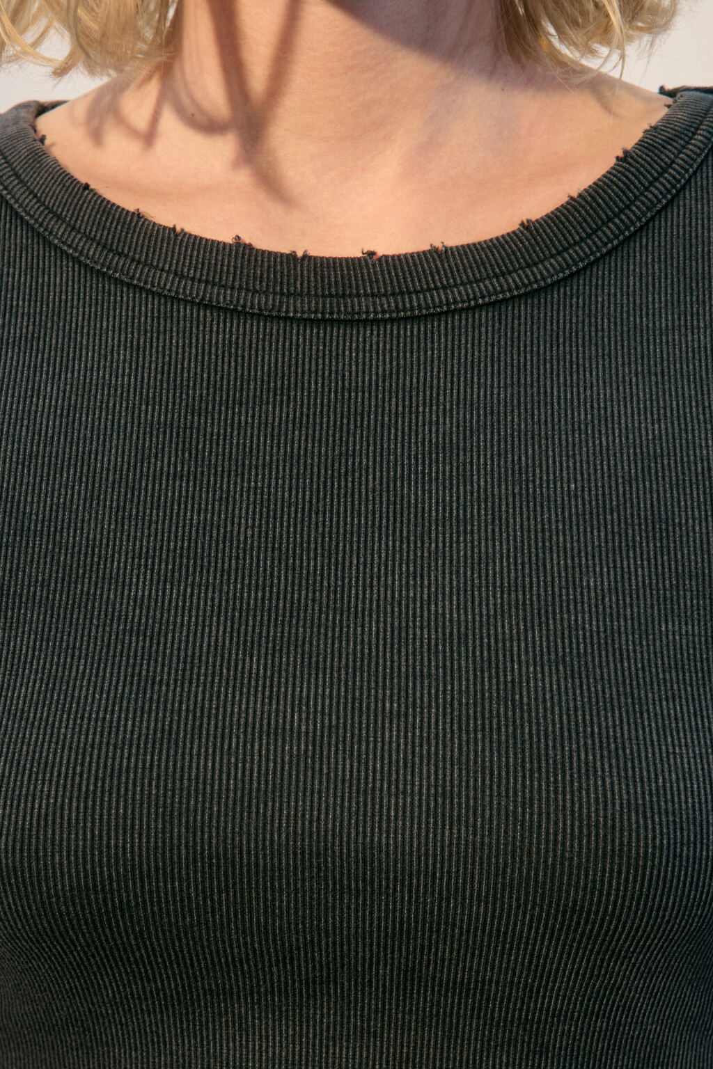 Футболка-топ в рубчик с вареным эффектом - цвет серый - 5