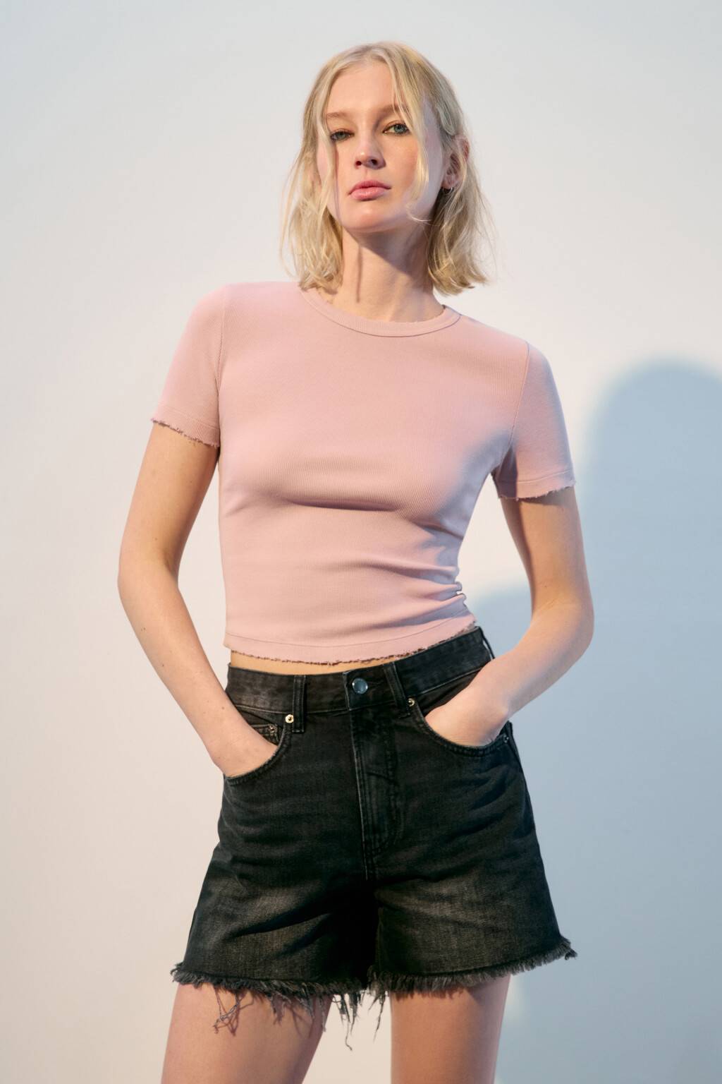 Футболка-топ в рубчик с вареным эффектом - цвет розовый - 2