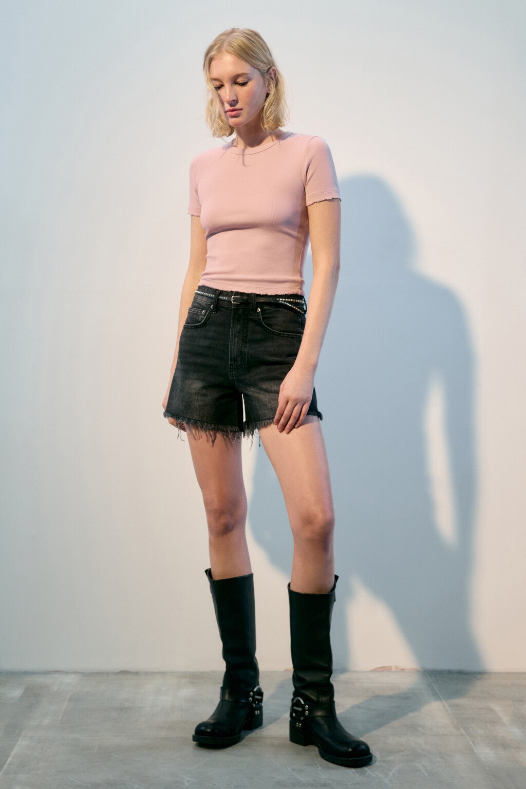 Футболка-топ в рубчик с вареным эффектом - цвет розовый - 4