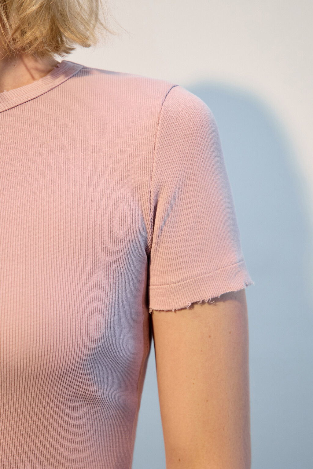 Футболка-топ в рубчик с вареным эффектом - цвет розовый - 6