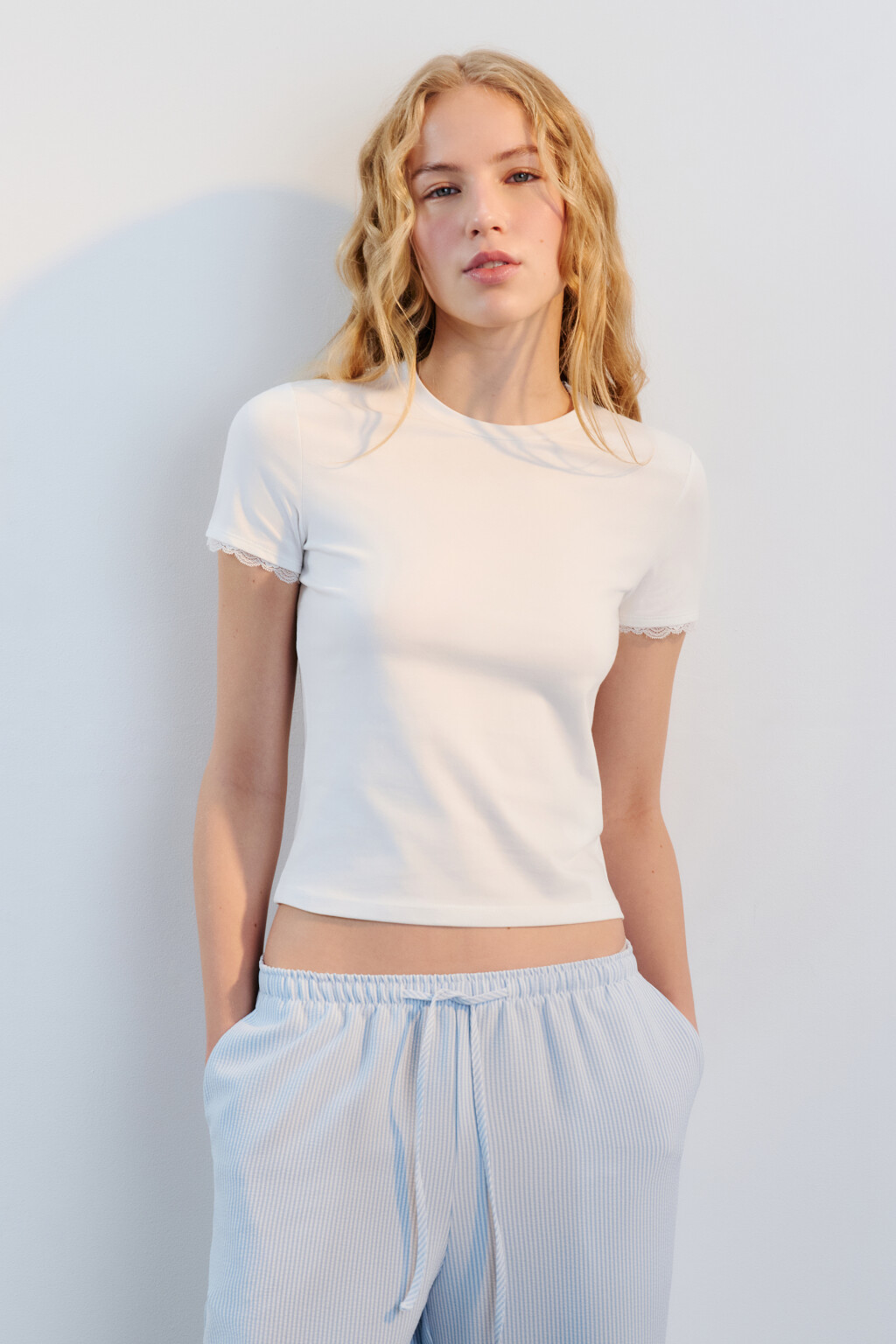 Футболка-топ с кружевом на рукавах - цвет белый - 2