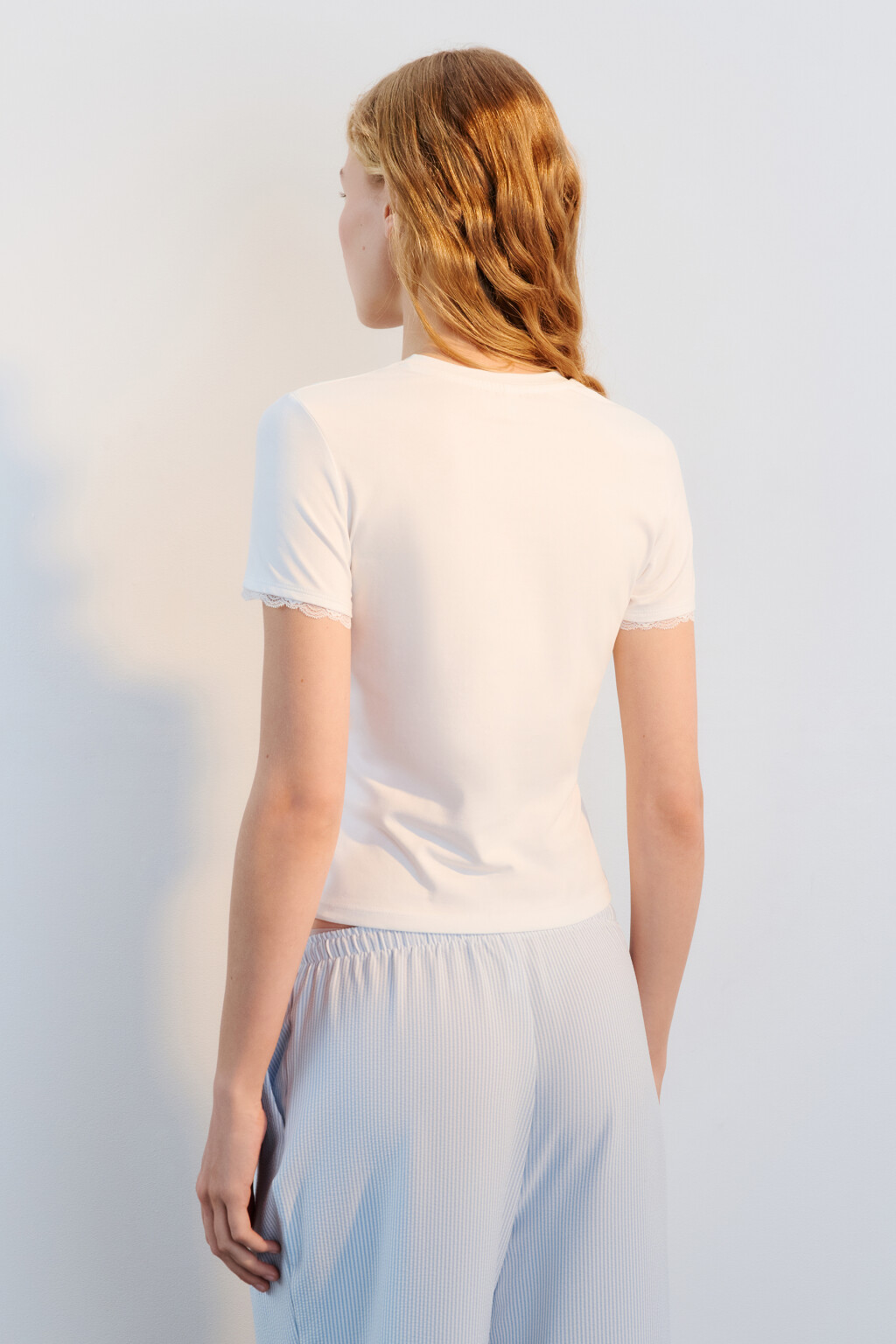 Футболка-топ с кружевом на рукавах - цвет белый - 3