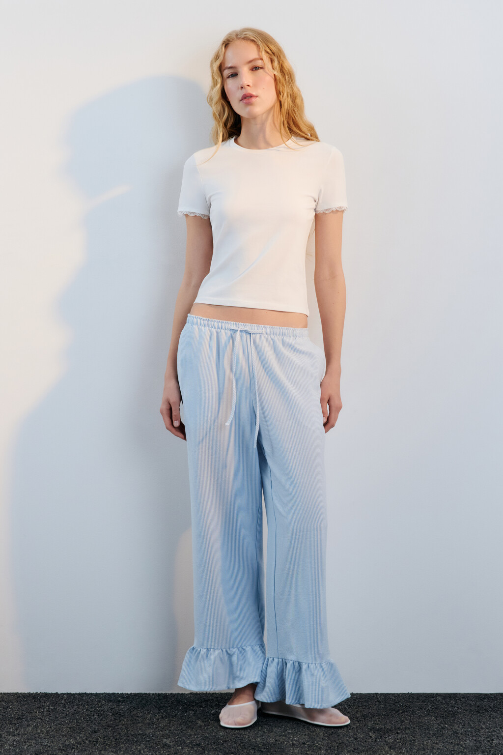 Футболка-топ с кружевом на рукавах - цвет белый - 4